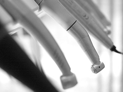 The image displays multiple pens with their caps on, arranged in a row against a blurred background.